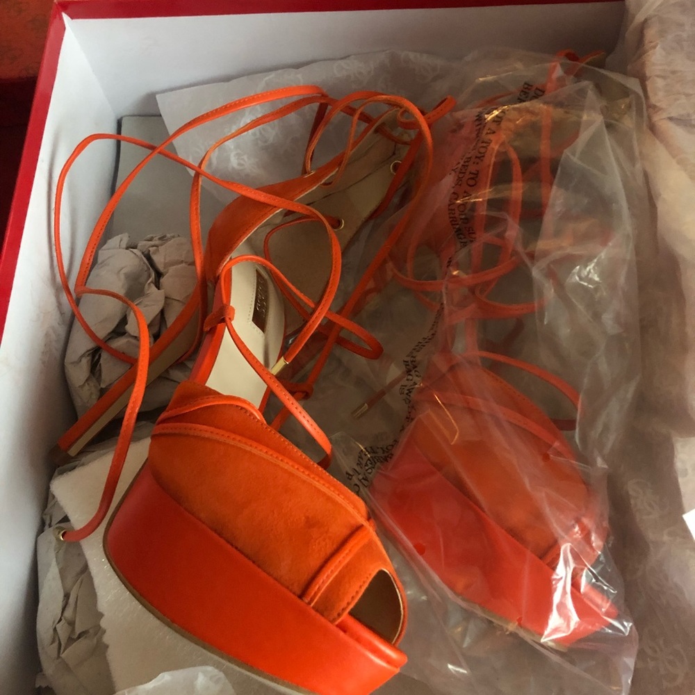 GUESS Platform strappy perfect heel